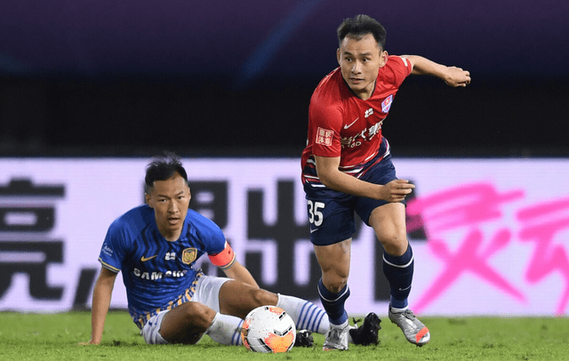 中超今晚走向成谜；休斯敦火箭止住颓势；气氛紧张；团队化学反应显著